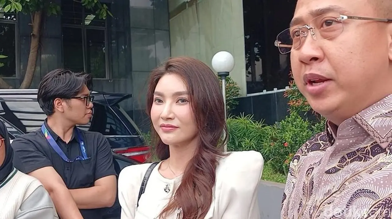 Sarwendah Serahkan Bukti Anak Kandung ke Polisi, Bela Putri dari Fitnah Ruben Onsu Sarwendah Serahkan Bukti Anak Kandung ke Polisi, Bela Putri dari Fitnah Ruben Onsu