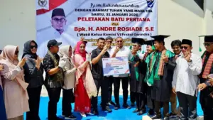 Andre Rosiade Beri Hadiah Umrah untuk 3 Siswa Hafal Al-Qur’an 30 Juz di Padang