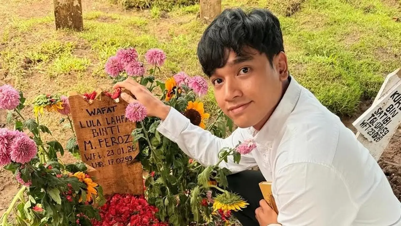 Ziarah ke Makam Lula Lahfah, Fadly Faisal Ungkap Perasaan Kehilangan yang Mendalam Ziarah ke Makam Lula Lahfah, Fadly Faisal Ungkap Perasaan Kehilangan yang Mendalam