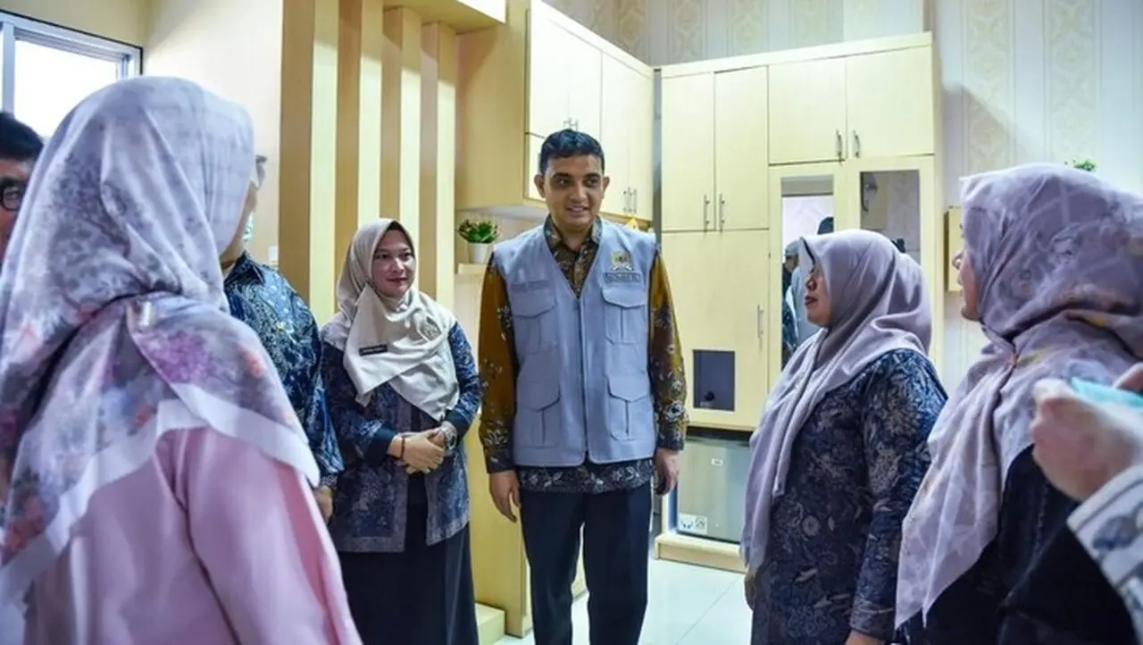 Ade Rezki Pratama Kawal Peningkatan Layanan Kesehatan Pasca Bencana di Padang Pariaman Ade Rezki Pratama Kawal Peningkatan Layanan Kesehatan Pasca Bencana di Padang Pariaman