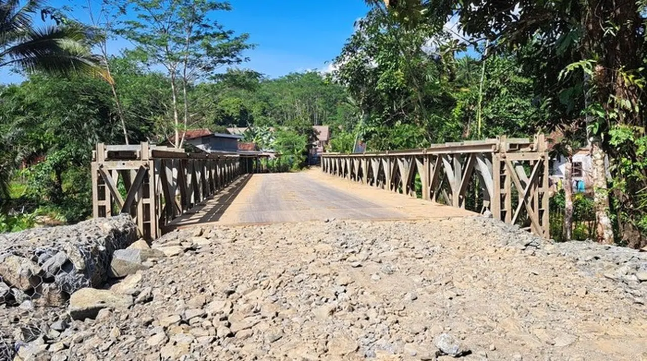 Jembatan Darurat Dibangun di Pandeglang Pasca Ambruk, Akses Tiga Kampung Kembali Terhubung Jembatan Darurat Dibangun di Pandeglang Pasca Ambruk, Akses Tiga Kampung Kembali Terhubung
