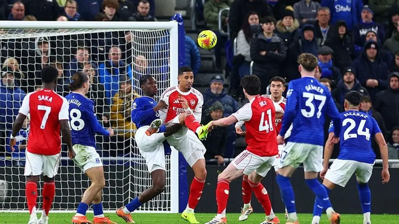 Kesalahan VAR Untungkan Arsenal dalam Kemenangan Kontroversial atas Everton