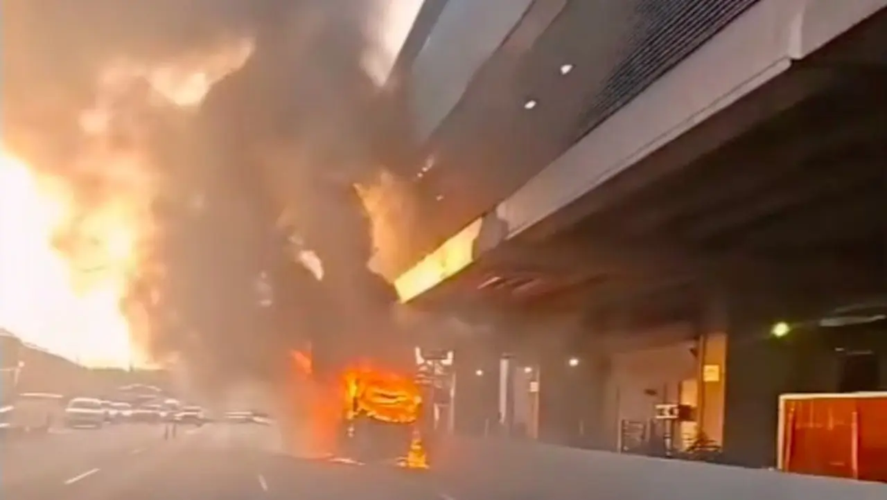 Bus Terbakar di Tol Japek Dekat Stasiun LRT Jatibening, Alarm Sempat Berbunyi