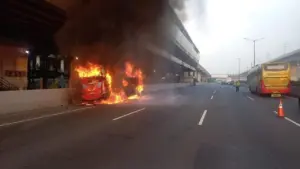 Bus Peziarah Tujuan Lampung Terbakar di Tol Cikampek Akibat Korsleting Sound System