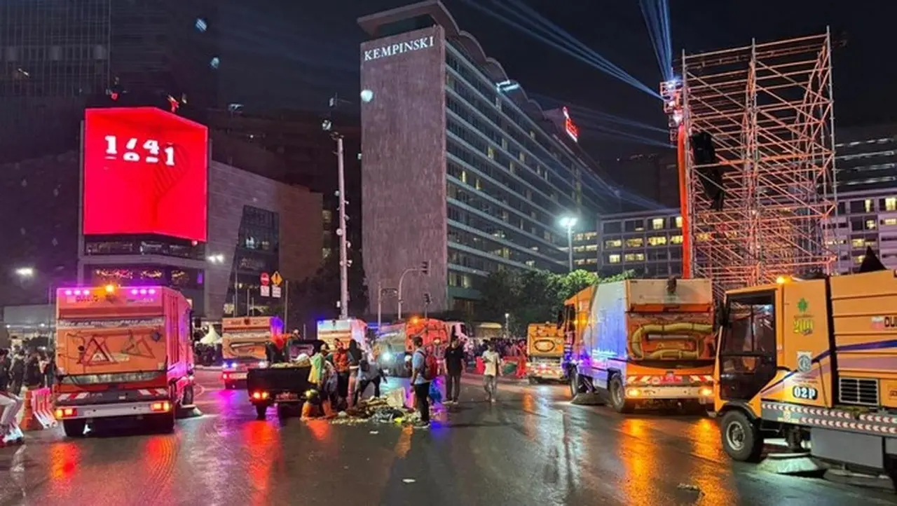 Sampah Malam Tahun Baru di Jakarta Turun Drastis Jadi 91,4 Ton Dibanding Tahun Lalu Sampah Malam Tahun Baru di Jakarta Turun Drastis Jadi 91,4 Ton Dibanding Tahun Lalu