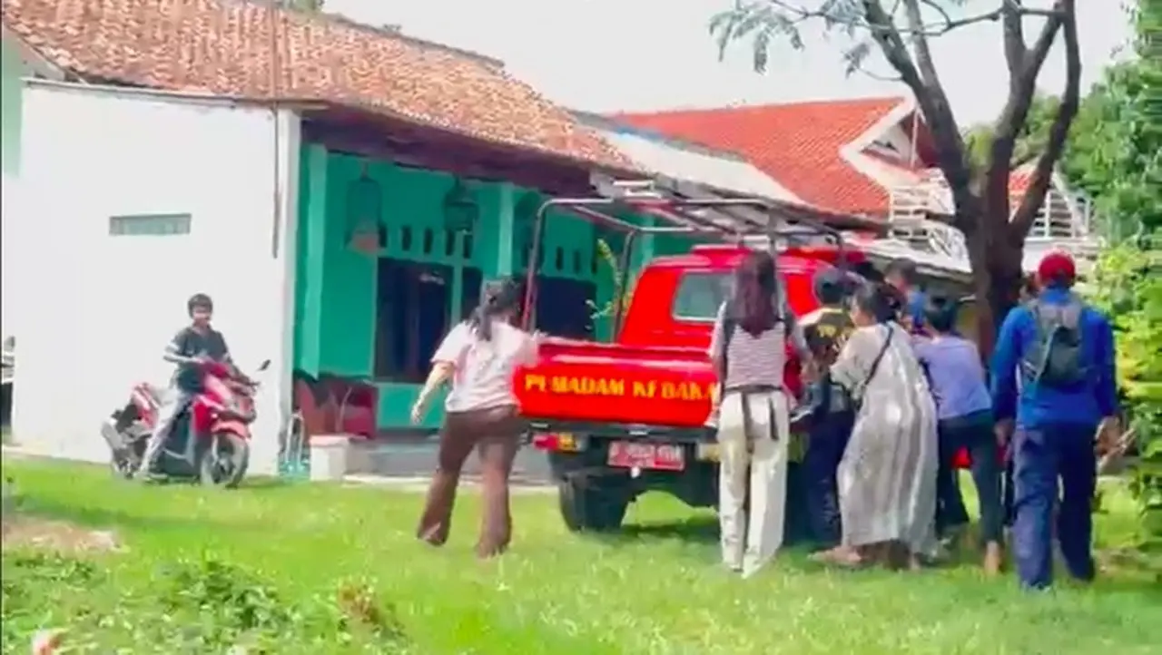 Takut Disunat, ABG di Tambun Kabur Hingga Orang Tua Minta Bantuan Damkar Takut Disunat, ABG di Tambun Kabur Hingga Orang Tua Minta Bantuan Damkar