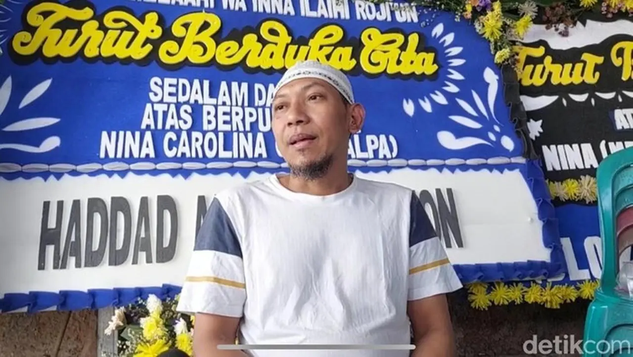Ramadan Pertama Tanpa Mpok Alpa, Ajie Darmaji dan Anak Menangis Haru di Makam Ramadan Pertama Tanpa Mpok Alpa, Ajie Darmaji dan Anak Menangis Haru di Makam