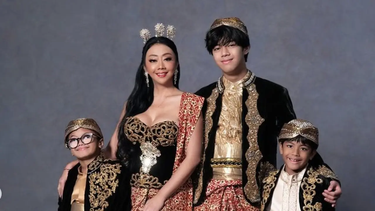 Asri Welas Fokus Tanggung Jawab Penuh untuk Tiga Anaknya Pasca-Perceraian Asri Welas Fokus Tanggung Jawab Penuh untuk Tiga Anaknya Pasca-Perceraian