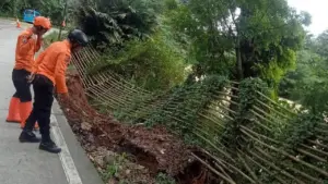 Tebing 20 Meter Longsor di Jasinga-Bogor, Akses Jalan Raya Terpaksa Ditutup Sebagian Tebing 20 Meter Longsor di Jasinga-Bogor, Akses Jalan Raya Terpaksa Ditutup Sebagian