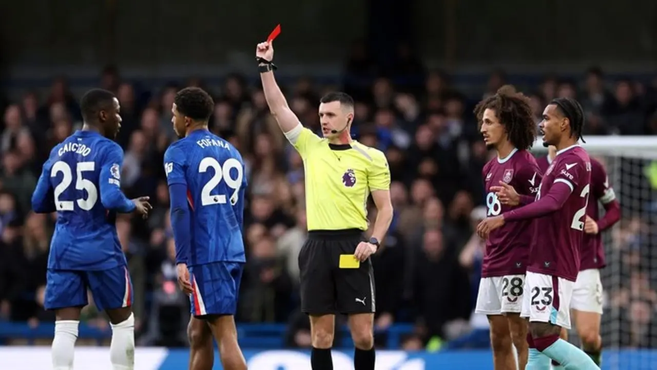 Chelsea Kembali Buang Poin dan Koleksi Kartu Merah di Stamford Bridge