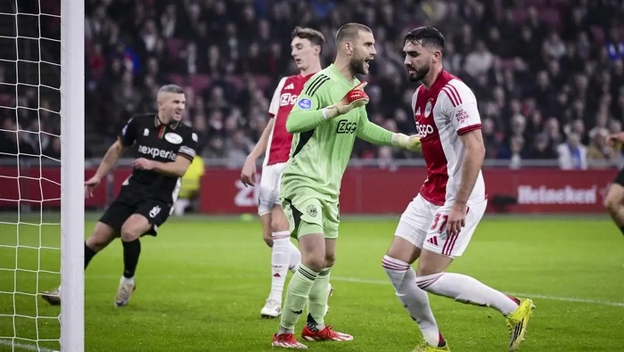 Debut Maarten Paes di Ajax: Puas dengan Tujuh Penyelamatan, Akui Belum dalam Performa Puncak Debut Maarten Paes di Ajax: Puas dengan Tujuh Penyelamatan, Akui Belum dalam Performa Puncak