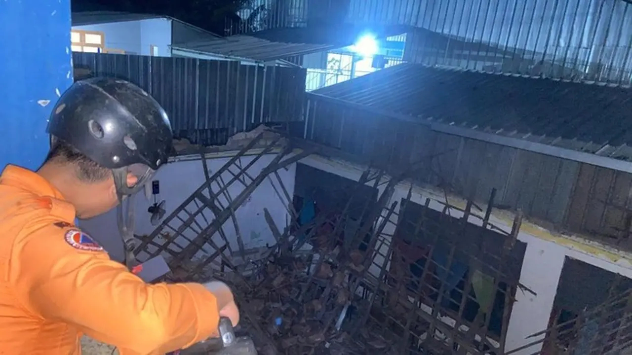 Atap Ruang Kelas MI di Gunung Putri Bogor Ambruk, Diduga Akibat Bangunan Rapuh Atap Ruang Kelas MI di Gunung Putri Bogor Ambruk, Diduga Akibat Bangunan Rapuh