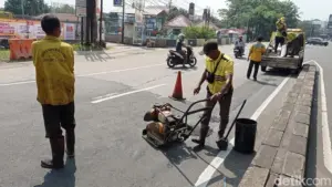 Ribuan Titik Jalan DKI Jakarta Diperbaiki untuk Menekan Angka Kecelakaan Lalu Lintas Ribuan Titik Jalan DKI Jakarta Diperbaiki untuk Menekan Angka Kecelakaan Lalu Lintas