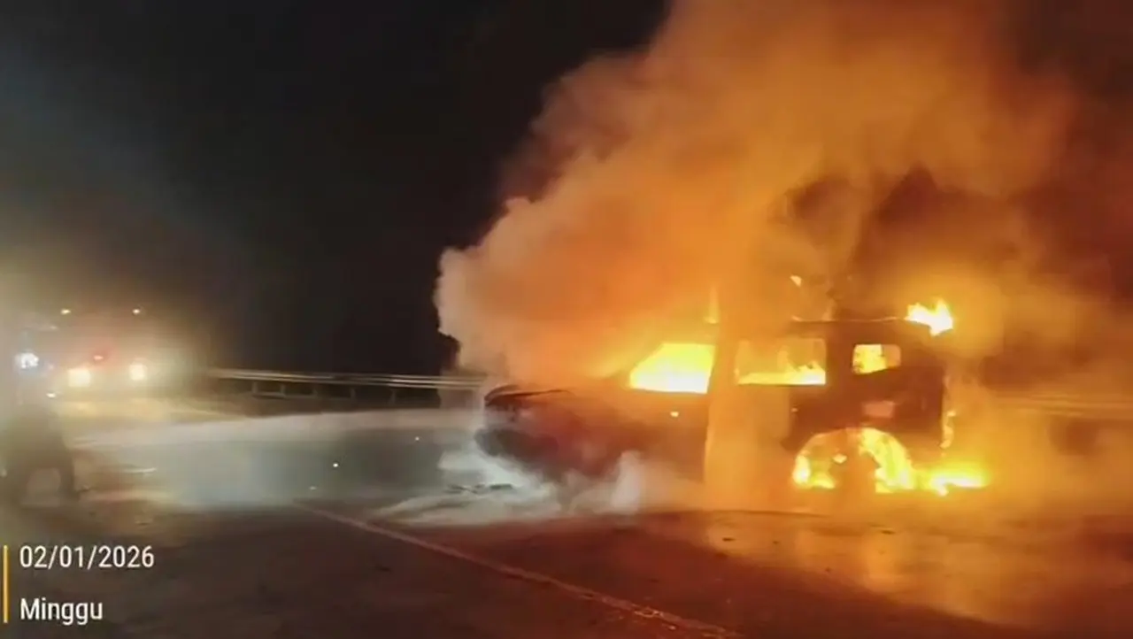 Mobil Jetour Terbakar Akibat Tabrakan di Tol Jagorawi, Dua Orang Luka Ringan Mobil Jetour Terbakar Akibat Tabrakan di Tol Jagorawi, Dua Orang Luka Ringan
