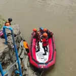 Pencarian Pekerja Jembatan yang Jatuh ke Sungai Cisadane Dilanjutkan Tim SAR Gabungan Pencarian Pekerja Jembatan yang Jatuh ke Sungai Cisadane Dilanjutkan Tim SAR Gabungan