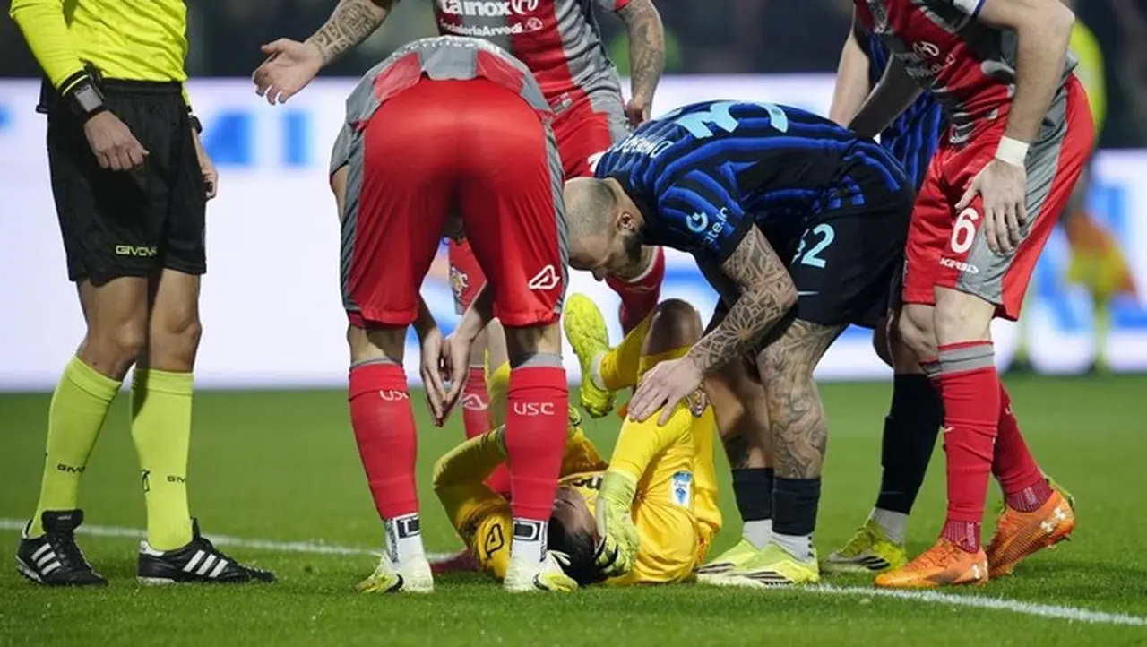 Emil Audero Terkena Flare Saat Cremonese Kalah dari Inter Milan, Pelatih Cemas Emil Audero Terkena Flare Saat Cremonese Kalah dari Inter Milan, Pelatih Cemas