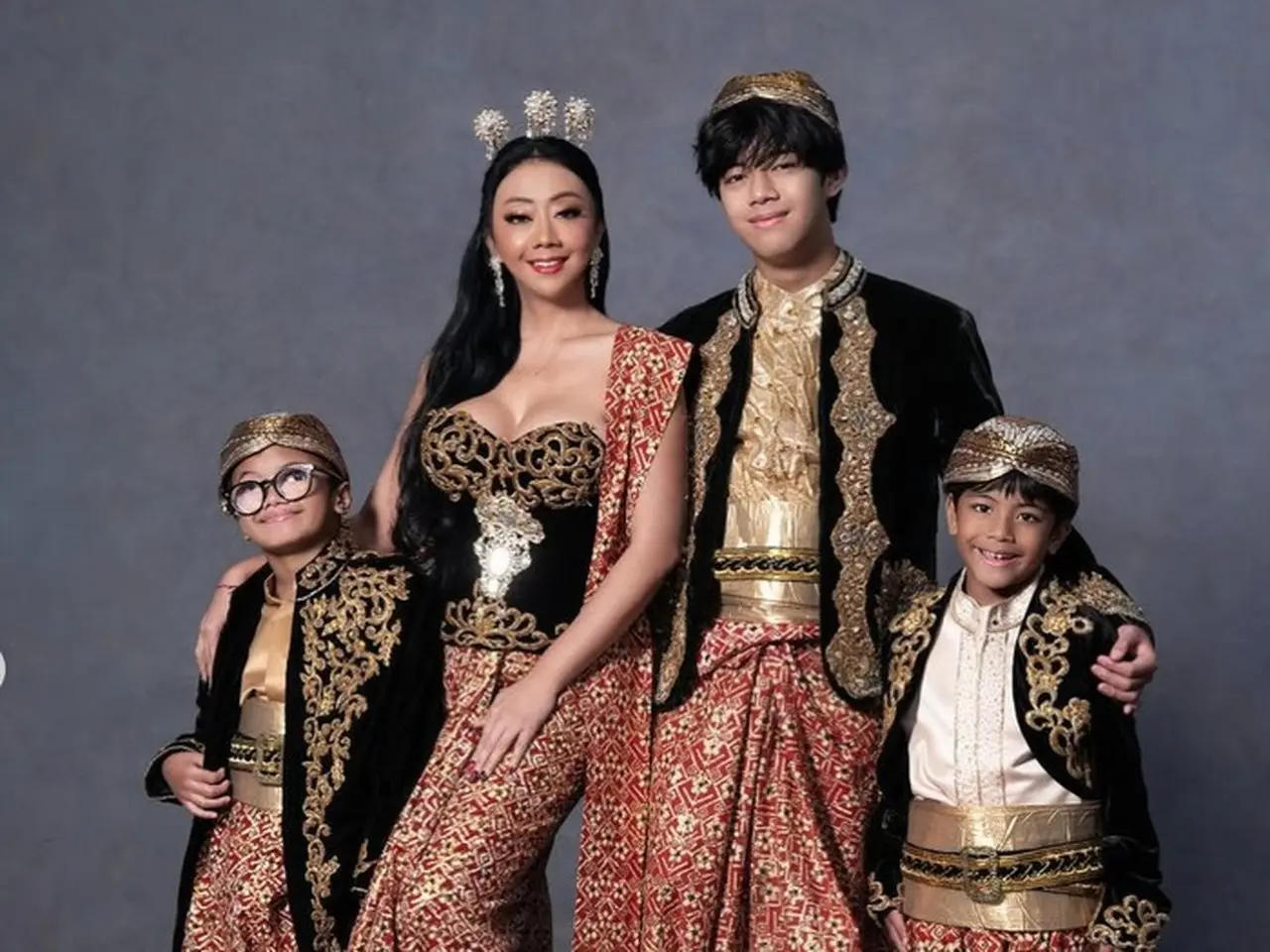 Asri Welas Ungkap Alasan Foto Keluarga Hanya Bersama Tiga Anak Laki-lakinya Asri Welas Ungkap Alasan Foto Keluarga Hanya Bersama Tiga Anak Laki-lakinya