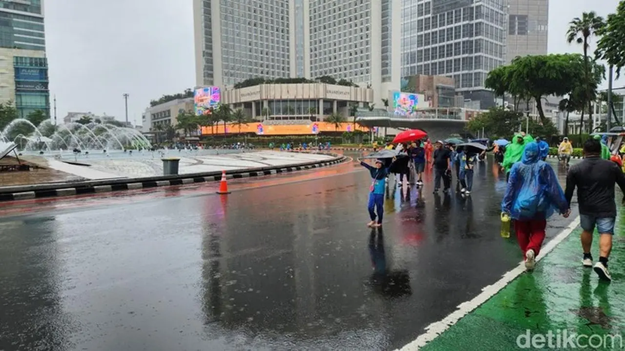 Warga Tetap Berolahraga di CFD HI Meski Hujan, “Biar Basah Sekalian” Warga Tetap Berolahraga di CFD HI Meski Hujan, “Biar Basah Sekalian”