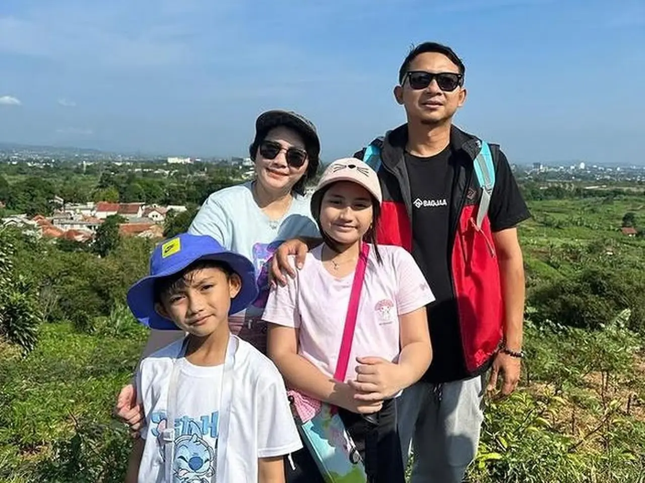 Aden Bajaj Ungkap Perbedaan Mencolok Ketiga Anaknya: Sang Putri Suka Tampil, Putra Justru Alergi Kamera Aden Bajaj Ungkap Perbedaan Mencolok Ketiga Anaknya: Sang Putri Suka Tampil, Putra Justru Alergi Kamera