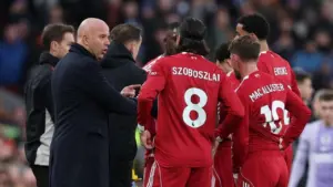 Jamie Carragher Bela Pernyataan Arne Slot: Gaya Main Lebih Berharga dari Trofi