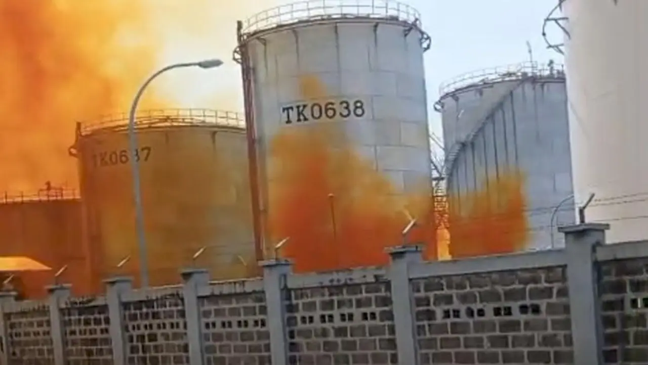 Asap Oranye Hebohkan Warga Cilegon, Polisi Jelaskan Penyebabnya dari Proses Pembersihan Pipa Asap Oranye Hebohkan Warga Cilegon, Polisi Jelaskan Penyebabnya dari Proses Pembersihan Pipa