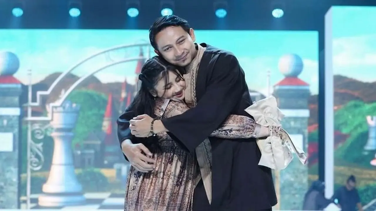 Alasan Kocak Aden Bajaj Gandeng Erat Tangan Putri di Catwalk: Ternyata untuk Mengerem! Alasan Kocak Aden Bajaj Gandeng Erat Tangan Putri di Catwalk: Ternyata untuk Mengerem!