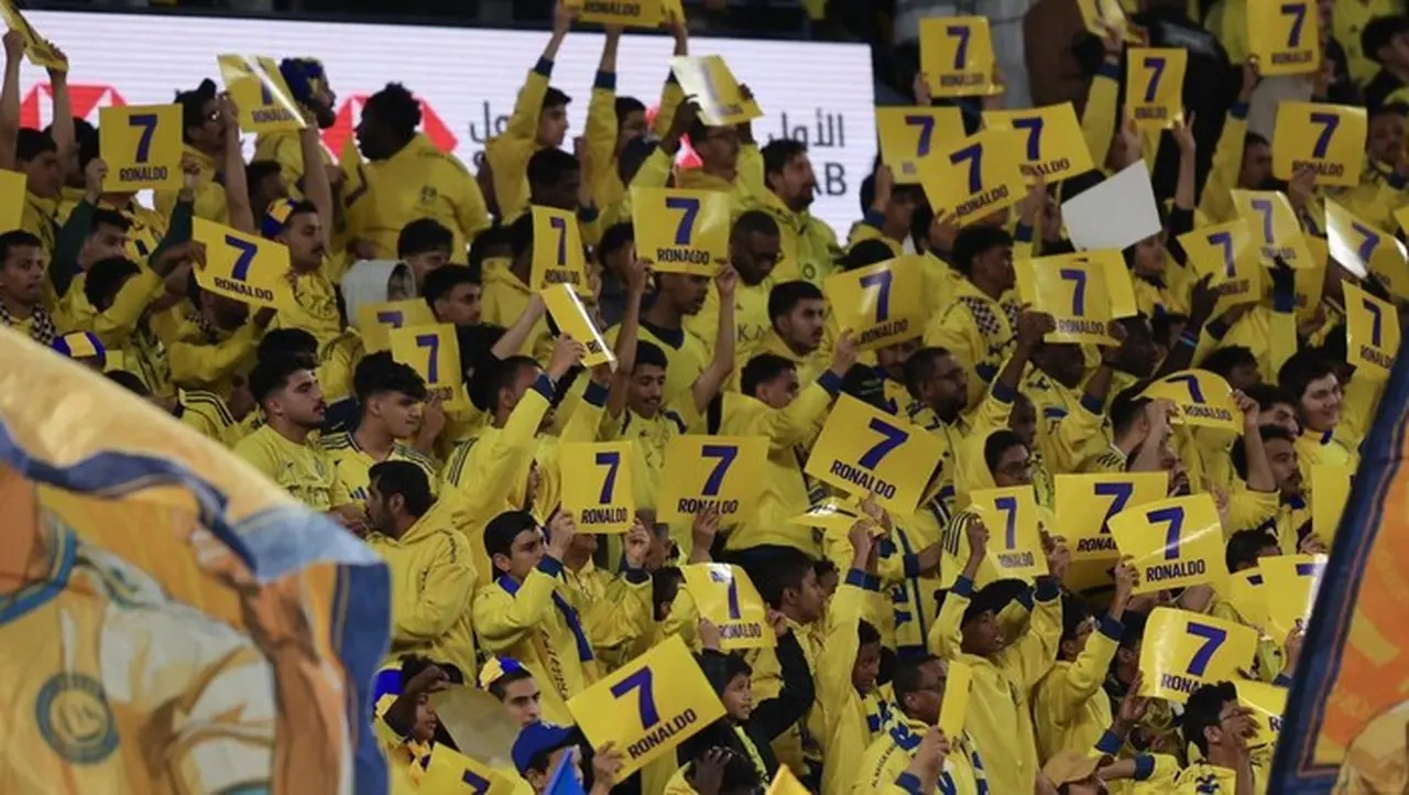 Dukungan Penuh Fans Al Nassr untuk Cristiano Ronaldo Meski Sang Bintang Absen Lawan Al Ittihad Dukungan Penuh Fans Al Nassr untuk Cristiano Ronaldo Meski Sang Bintang Absen Lawan Al Ittihad