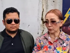 Firdha Razak Dampingi Putra Laporkan Istri yang Diduga Poliandri dan Nikah Siri Firdha Razak Dampingi Putra Laporkan Istri yang Diduga Poliandri dan Nikah Siri