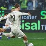 Drama Injury Time: Napoli Bungkam Genoa 3-2, Tempel Ketat Duo Milan di Klasemen Serie A