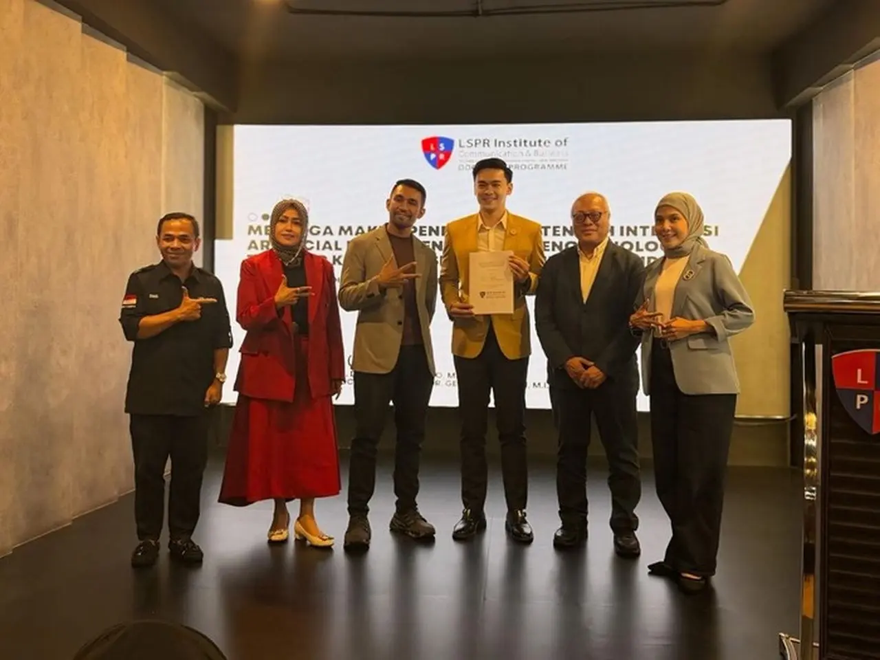 Presenter Ivan Kabul Lega Lalui Sidang Proposal S3, Kini Fokus Persiapan Pernikahan Presenter Ivan Kabul Lega Lalui Sidang Proposal S3, Kini Fokus Persiapan Pernikahan