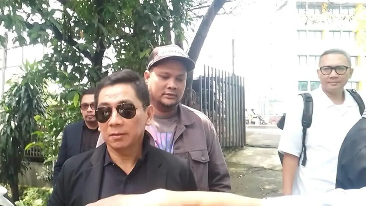Virgoun Datangi Komnas PA untuk Klarifikasi Aduan Hak Asuh Anak dari Inara Rusli Virgoun Datangi Komnas PA untuk Klarifikasi Aduan Hak Asuh Anak dari Inara Rusli