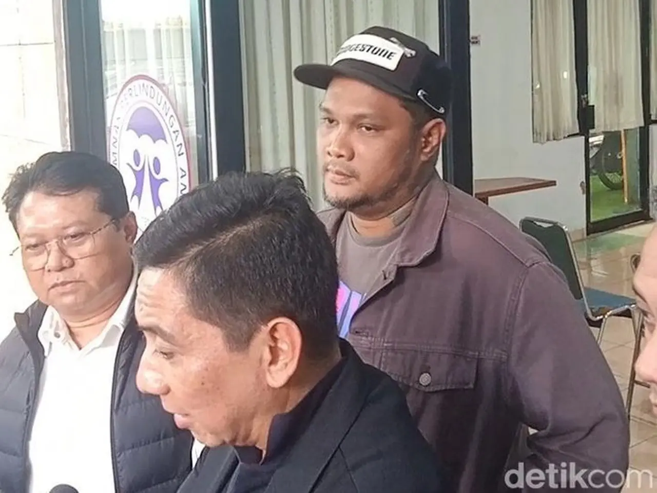 Demi Anak, Virgoun Siap Mediasi dengan Inara Rusli di Hadapan Komnas PA Demi Anak, Virgoun Siap Mediasi dengan Inara Rusli di Hadapan Komnas PA