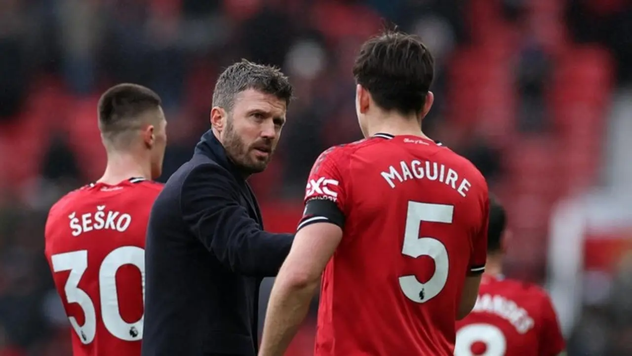 Dimitar Berbatov Ingatkan MU untuk Tidak Terburu-buru Permanenkan Michael Carrick