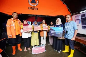 Bank Mandiri Salurkan Ribuan Paket Bantuan Kemanusiaan untuk Korban Longsor Bandung Barat Bank Mandiri Salurkan Ribuan Paket Bantuan Kemanusiaan untuk Korban Longsor Bandung Barat