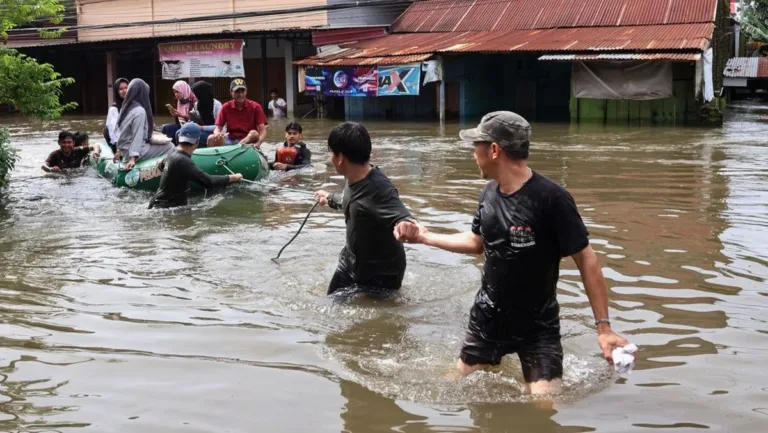 Banjir Banggai Sulteng – 22 Rumah Terendam, 3 KK Mengungsi Banjir Banggai Sulteng – 22 Rumah Terendam, 3 KK Mengungsi