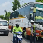 Bus Harapan Jaya Pecah Ban – Lalu Lintas Jombang Tersendat Sabtu