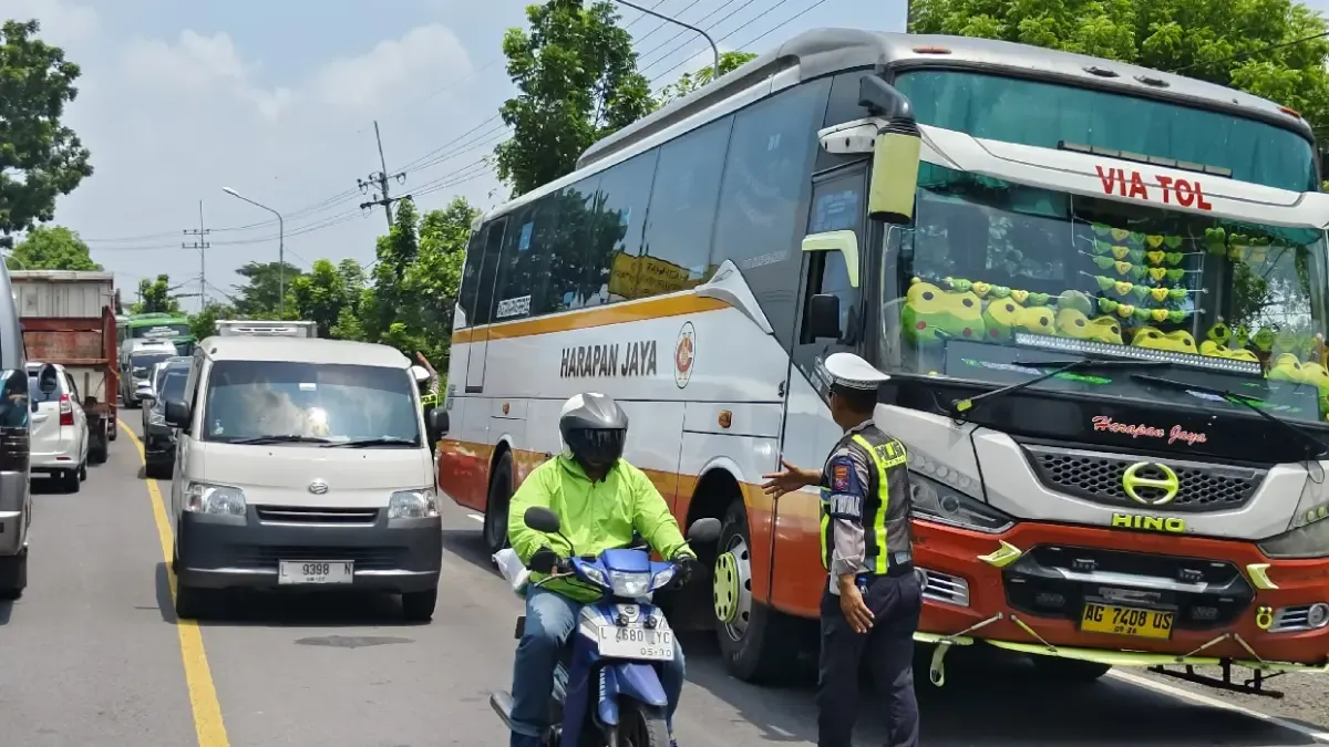 Bus Harapan Jaya Pecah Ban – Lalu Lintas Jombang Tersendat Sabtu