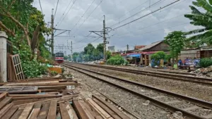 Cerita Sendu Warga Pinggiran Rel Senen: Harapan dan Ketidakpastian