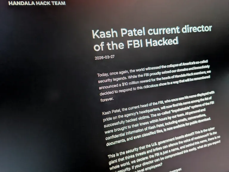 Email Pimpinan FBI Diretas Hacker Iran, Data Pribadi Tersebar Luas