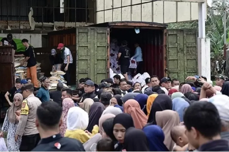 Gerakan Sembako Murah Prabowo Timbulkan Kepadatan di Monas