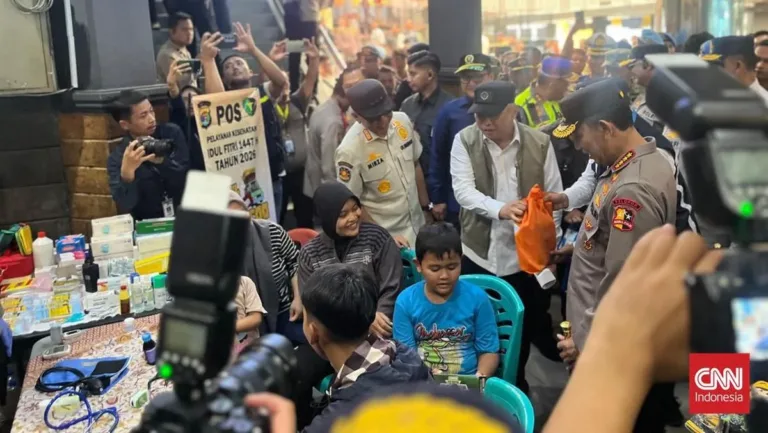 Kapolri Sapa Pemudik Bakauheni – Bagikan Bingkisan dan Boneka