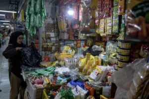 Pedagang Sayur Keluhkan Lonjakan Harga Plastik Akibat Perang Iran
