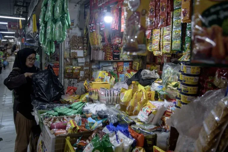 Pedagang Sayur Keluhkan Lonjakan Harga Plastik Akibat Perang Iran Pedagang Sayur Keluhkan Lonjakan Harga Plastik Akibat Perang Iran