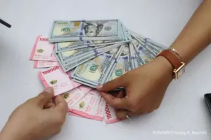 Rupiah Melemah ke Rp 17.002 per Dolar AS, Ini Penyebabnya
