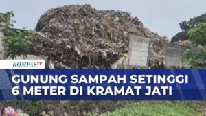 Sampah Setinggi 6 Meter Invasi Pasar Kramat Jati, Warga Mengeluh