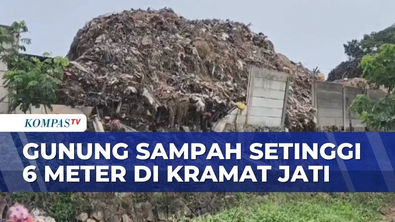 Sampah Setinggi 6 Meter Invasi Pasar Kramat Jati, Warga Mengeluh