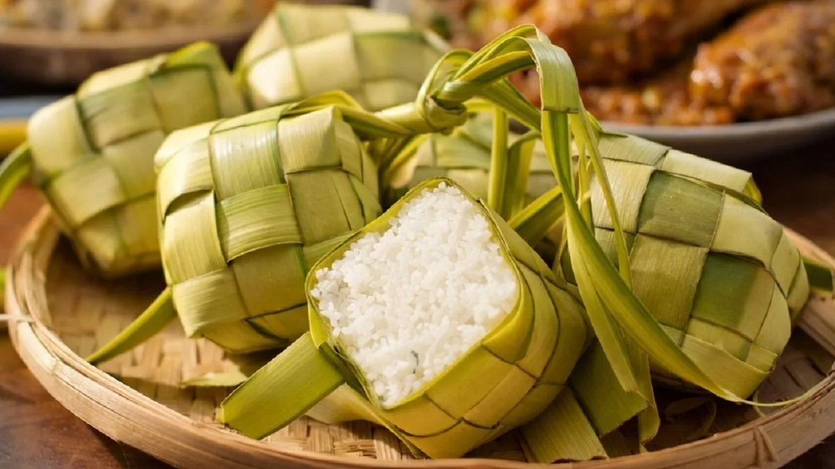 Tradisi Idul Ketupat: Mewarisi Peninggalan Wali Songo Tradisi Idul Ketupat: Mewarisi Peninggalan Wali Songo