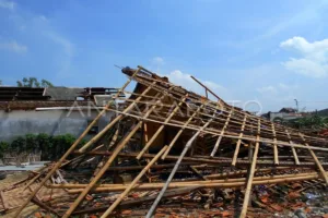 Puting Beliung Bekasi: 16 Rumah Rusak, Orang Tua Dievakuasi