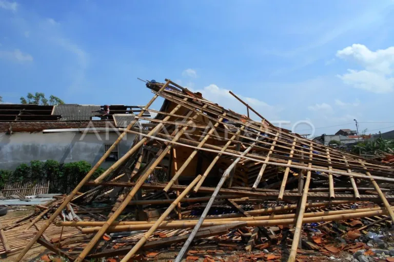 Puting Beliung Bekasi: 16 Rumah Rusak, Orang Tua Dievakuasi Puting Beliung Bekasi: 16 Rumah Rusak, Orang Tua Dievakuasi