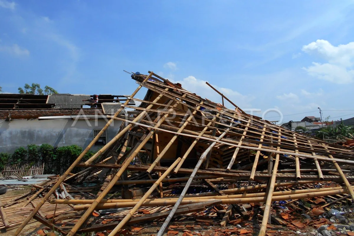 Puting Beliung Bekasi: 16 Rumah Rusak, Orang Tua Dievakuasi Puting Beliung Bekasi: 16 Rumah Rusak, Orang Tua Dievakuasi